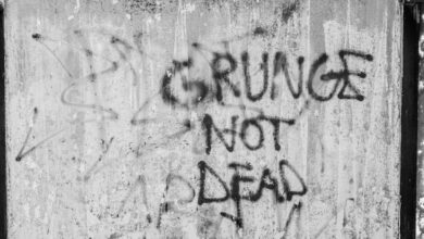 Τοίχος με σύνθημα "grunge not dead"